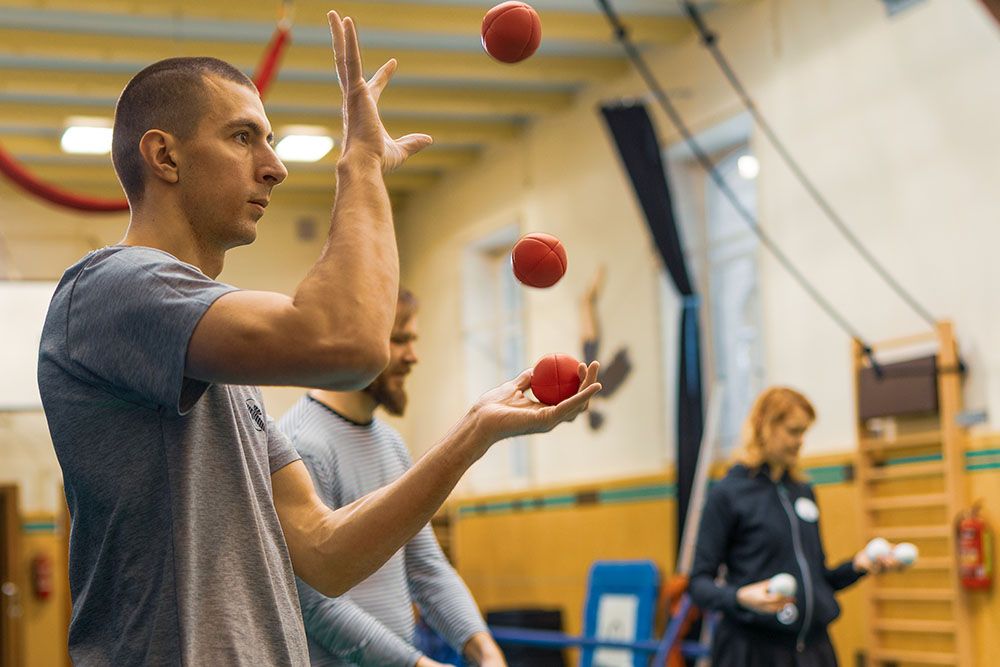 ŽONGLĒŠANAS NODARBĪBAS