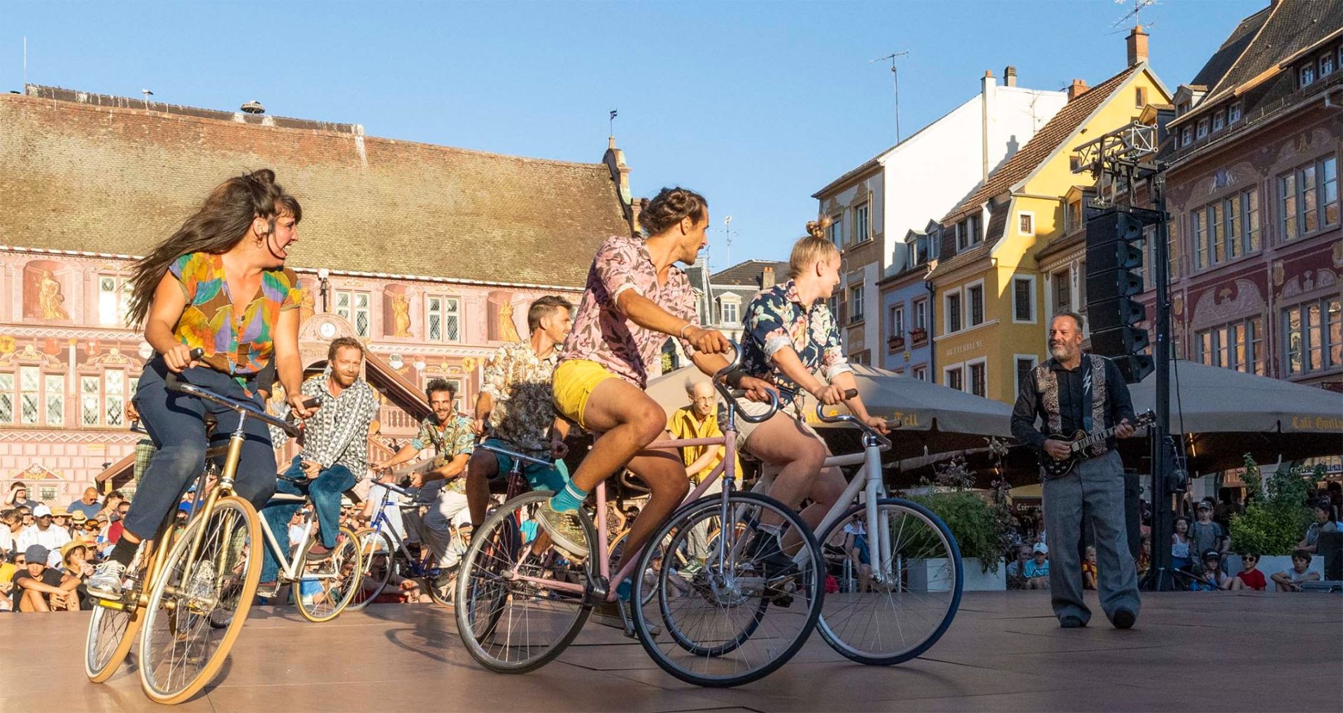 Rīgas cirks: arēnas atklāšana ar virpuļojošo velobaletu